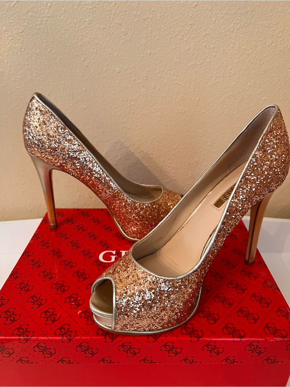 NIB Guess HONORAN Peep-Toe Glitter Pumps Size 6